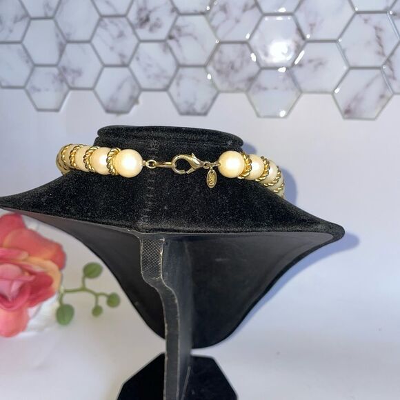 Elegant Joan Rivers Gold Pearl Necklace - Picture 3 of 4
